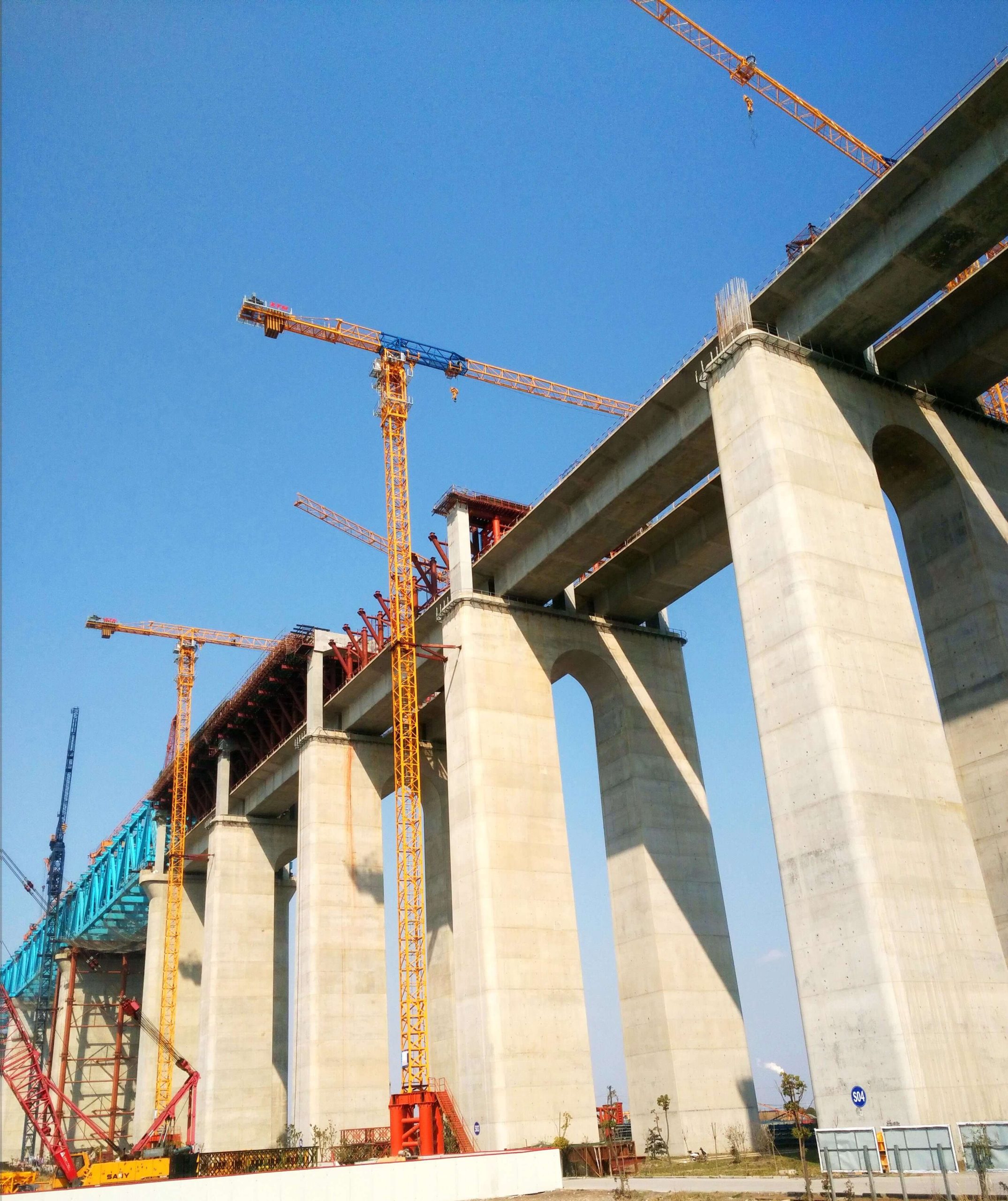 Cần trục tháp: Trụ cột của xây dựng hiện đại
